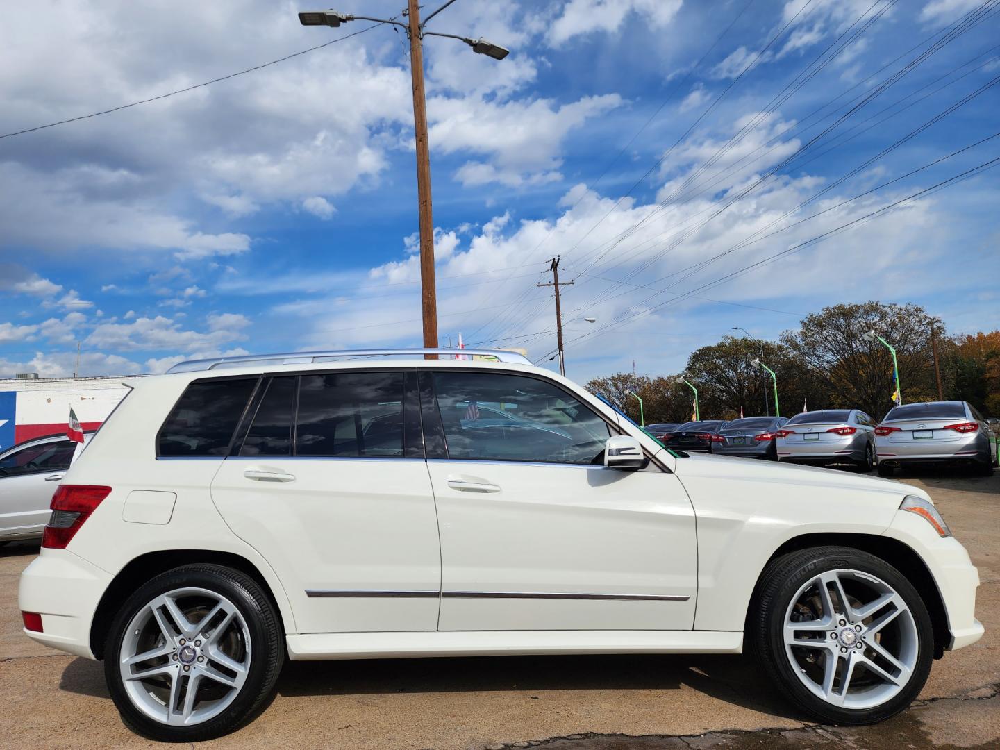 2012 WHITE Mercedes-Benz GLK-Class GLK350 4MATIC (WDCGG8HB4CF) with an 3.5L V6 DOHC 24V engine, 7-Speed Automatic transmission, located at 2660 S.Garland Avenue, Garland, TX, 75041, (469) 298-3118, 32.885551, -96.655602 - Welcome to DallasAutos4Less, one of the Premier BUY HERE PAY HERE Dealers in the North Dallas Area. We specialize in financing to people with NO CREDIT or BAD CREDIT. We need proof of income, proof of residence, and a ID. Come buy your new car from us today!! This is a Very clean 2012 MERCEDES BE - Photo#2